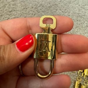 Authentic lock n key LV